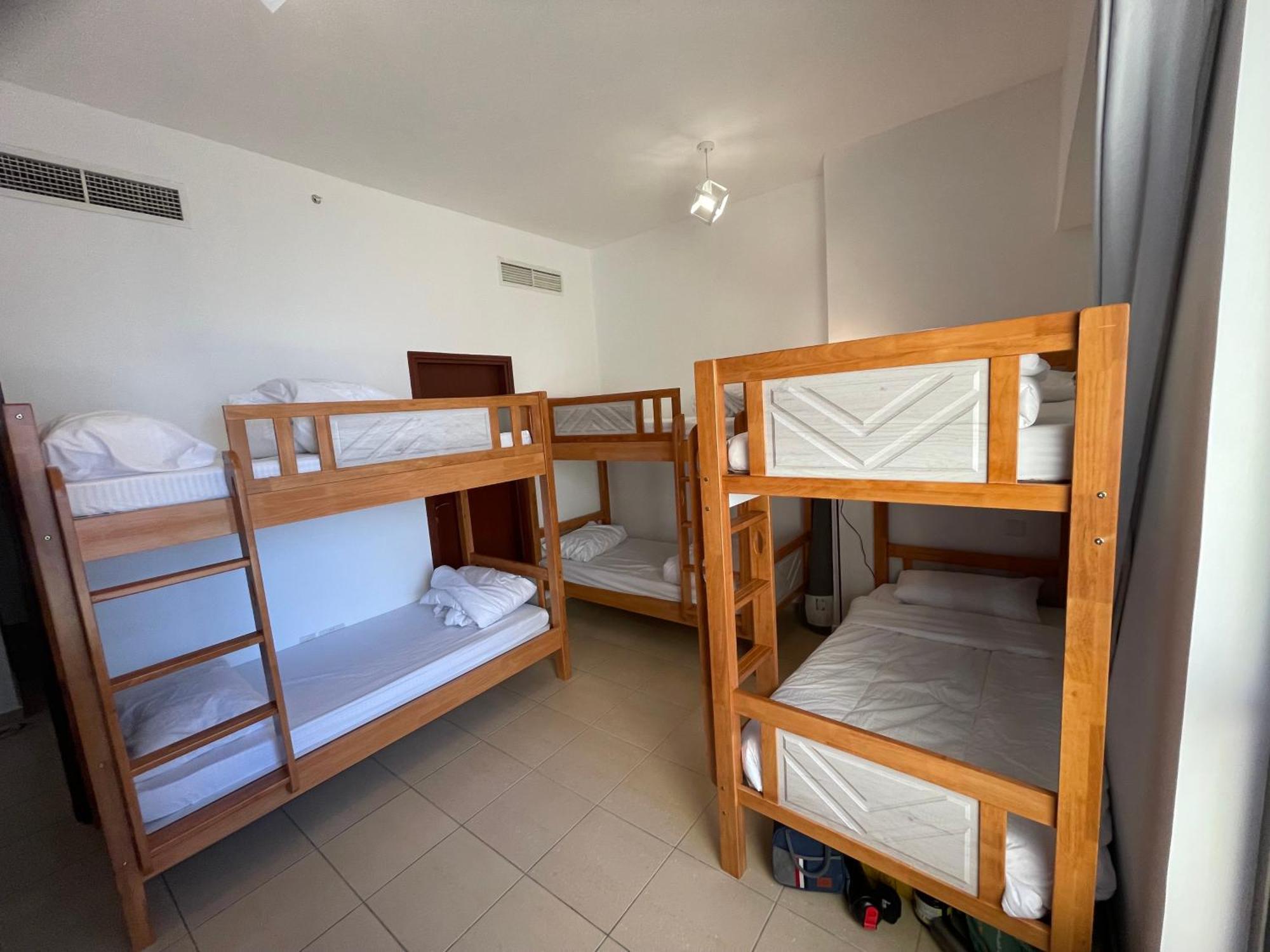 Seaview Beach Hostel Jbr - Walk To Beach - Gym - Pool - Metro Station Dubái Exterior foto