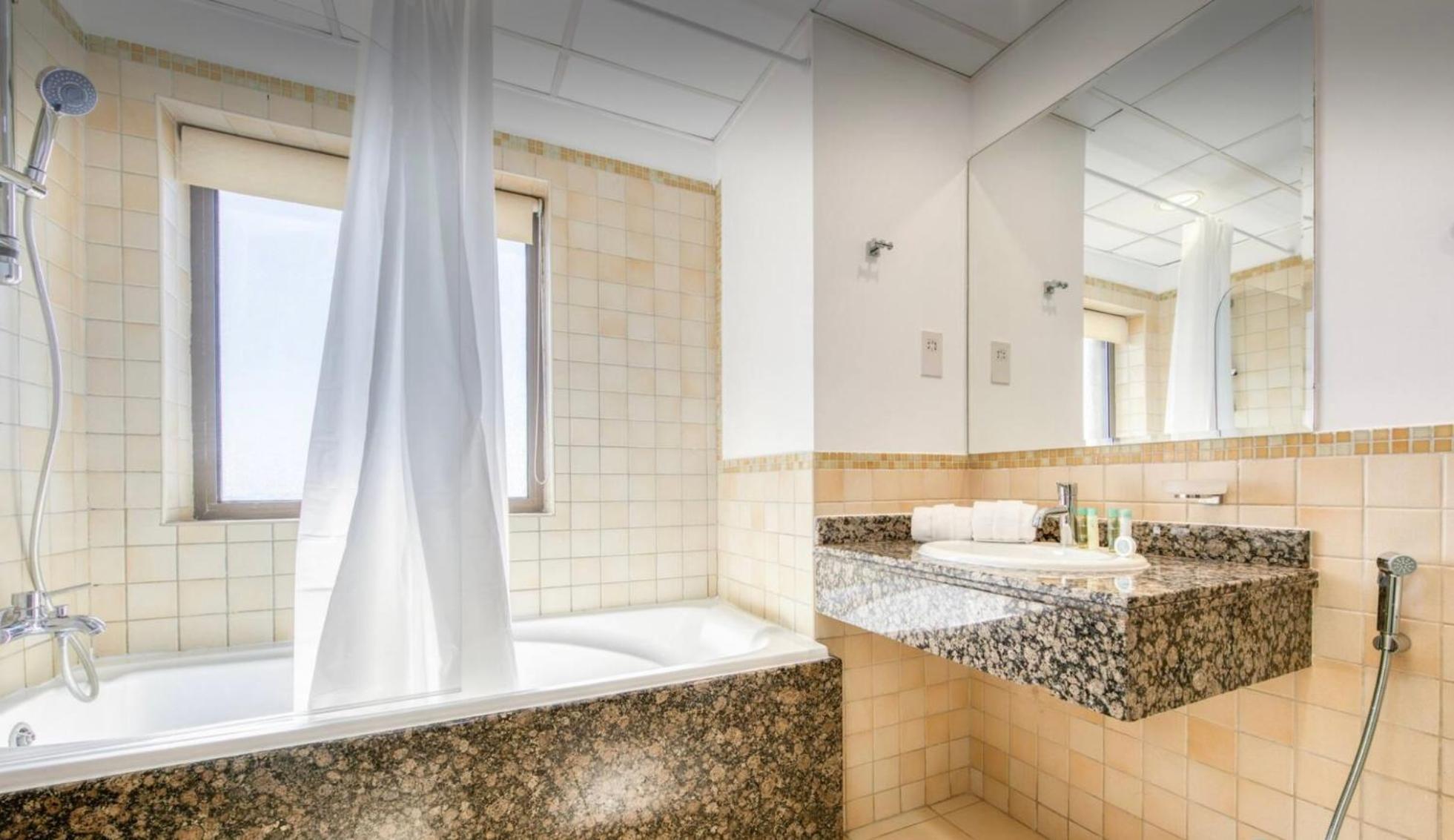 Seaview Beach Hostel Jbr - Walk To Beach - Gym - Pool - Metro Station Dubái Exterior foto